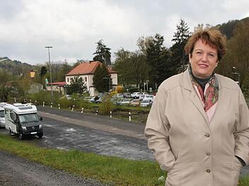 Bürgermeisterin Brigitte Meyerdierks will mit Hilfe des Förderprogramms "Stadtumbau West" das gesamte Areal um den Bahnhof neu gestalten. Dazu gehören der Wohnmobil-Stellplatz (links), Parkplatz und Busbahnhof sowie das Bahnhofsgebäude selbst. Foto: Ulrike Müller