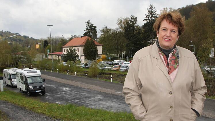 Bürgermeisterin Brigitte Meyerdierks will mit Hilfe des Förderprogramms "Stadtumbau West" das gesamte Areal um den Bahnhof neu gestalten. Dazu gehören der Wohnmobil-Stellplatz (links), Parkplatz und Busbahnhof sowie das Bahnhofsgebäude selbst. Foto: Ulrike Müller