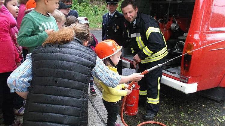In jungen Jahren entwickeln Kinder ihre Vorlieben. Daher ist es wichtig, dass Feuerwehren bei der Nachwuchswerbung präsent sind. Foto: Archiv