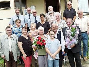 Manfred und Monika Albert (vorne, Mitte) mit Tochter Melanie Maier (links daneben), Enkel Noah und Bürgermeister Volker Schmiechen (vorne, rechts) sowie einigen Gratulanten Foto: Werner Oetter