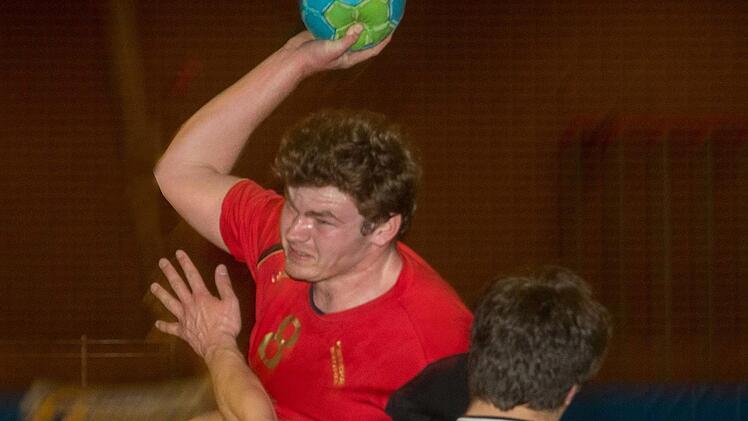 Zweikampfstark setzt sich hier der sechsfache Lichtenfelser Torschütze Jonathan Rießner gegen den Michelauer David Günther durch. Foto: Klaus Gagel