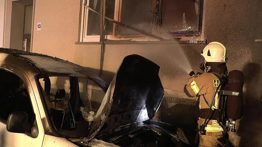 Haßfurt: Auto brennt vollständig aus und beschädigt zwei Wohnhäuser