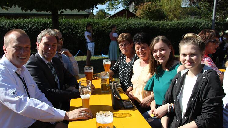 Umzug und Plantanz: Brauchtum wird in Kehlbach groß geschrieben. Wir zeigen Impressionen von der Trachtenkirchweih 2018. Foto: Veronika Schadeck