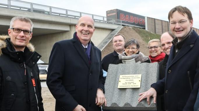 Oberbürgermeister Uwe Kirschstein (links) nahm symbolisch ein Musterstück der Lärmschutzwand in Empfang. Zur Feier Hans Reichhart (von rechts), MdL Michael Hofmann, die stellvertretende Landrätin Rosi Kraus, die oberfränkische Regierungspräsidentin Heidrun Piwernetz, Reinhard Pirner (Präsident der Autobahndirektion Nordbayern) und Gerhard Rühmkorf (Ministerialdirigent im Bundesministerium für Verkehr) nach Forchheim gekommen.