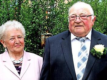 60 Jahre verheiratet: Diamantene Hochzeit feierten Lioba und Alfons Baum in Kirchlauter.  Foto: Günther Geiling