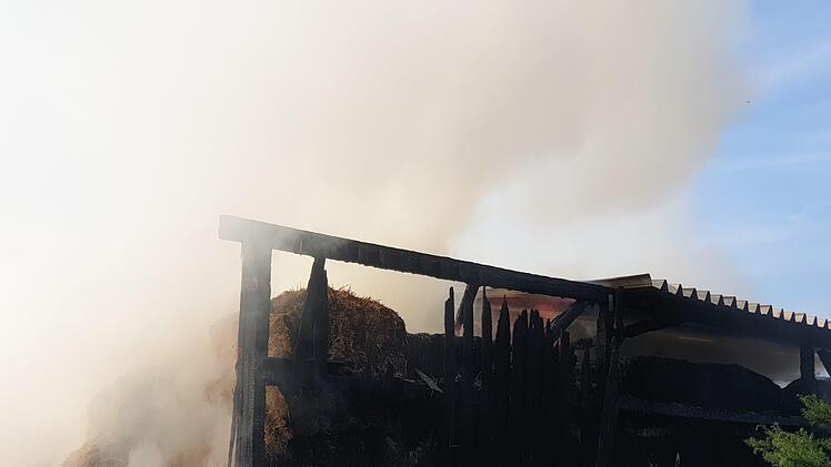 Scheunenbrand auf Bauernhof in Heilsbronn: Ein Bagger legt nach dem großen Feuer Glutnester frei. Foto: NEWS5 / Fechner