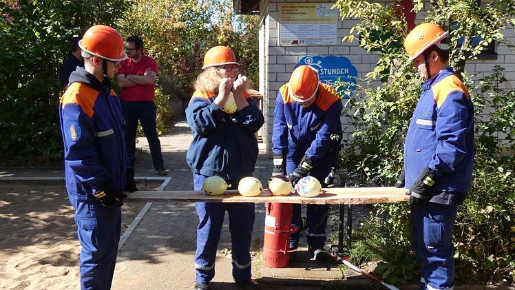 M&ouml;glichst viele mit Wasser gef&uuml;llte Luftballons mussten auf einem Brett durch einen unwegsamen Parcours ans Ziel gebracht werden.