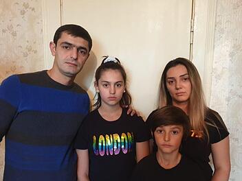 Imran, Binnet. Fatima und Ülriyye (von links) haben Unterschlupf bei einem Freund gefunden. Sie leben dort in einem Zimmer. Ülriyye leidet unter schweren Angstzuständen und musste bereits notärztlich behandelt werden. Auch Fatima ist psychisch angeschlagen. Foto: privat