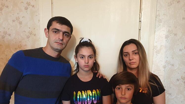 Imran, Binnet. Fatima und Ülriyye (von links) haben Unterschlupf bei einem Freund gefunden. Sie leben dort in einem Zimmer. Ülriyye leidet unter schweren Angstzuständen und musste bereits notärztlich behandelt werden. Auch Fatima ist psychisch angeschlagen. Foto: privat