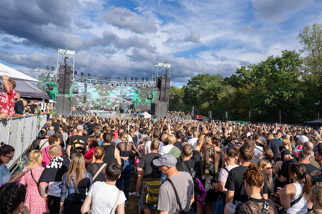 1 Location. 4 B&uuml;hnen. 25 Artists