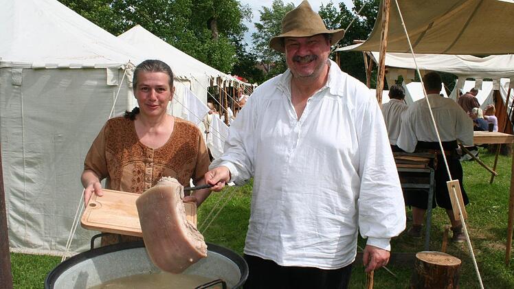 Am Abend gibt es Kesselfleisch - dank Claudia und Peter Wurm, die für die Verköstigung zuständig sind.