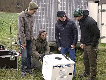 Windstärkemessungen, wie sie derzeit die Nachbargemeinde Elfershausen (unser Foto zeigt Bürgermeister Karlheinz Kickuth mit Fachpersonal) vornimmt, sind Voraussetzung für den Bau von Windrädern, die auch Fuchsstadt in Erwägung zieht. Fotos: Winfried Ehling