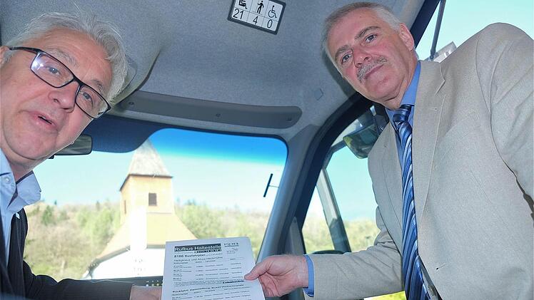 KOB-Geschäftsführer Claus Schubert im Gespräch mit Bürgermeister Jürgen Karle (links). Foto: Gerd Schaar