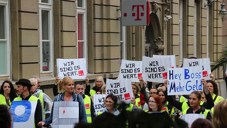 H&M Mitarbeiter protestieren in Bad Kissingen. Foto: Benedikt Borst