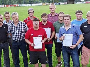 Für die fairsten Vereine der abgelaufenen Saison gab es wieder Preise von der Frankenbräu, überreicht durch Edgar Schönmüller (3. von links). Mit im Bild Kreisspielleiter Egon Grünbeck (links) und Spielgruppenleiter Georg Skliwa (rechts).  Foto: Hartmut Neubauer