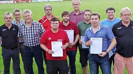Für die fairsten Vereine der abgelaufenen Saison gab es wieder Preise von der Frankenbräu, überreicht durch Edgar Schönmüller (3. von links). Mit im Bild Kreisspielleiter Egon Grünbeck (links) und Spielgruppenleiter Georg Skliwa (rechts).  Foto: Hartmut Neubauer