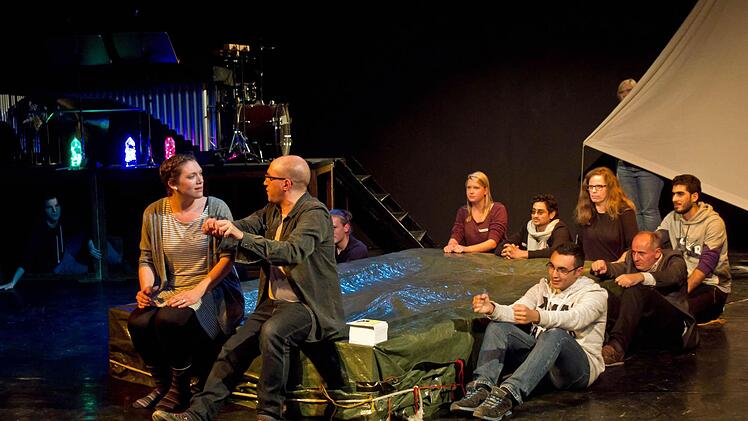 "Freistaat Coburg": Talente aus der Region, Schauspieler des Landestheaters und Flüchtlinge treten gemeinsam auf. Foto: Jochen Berger