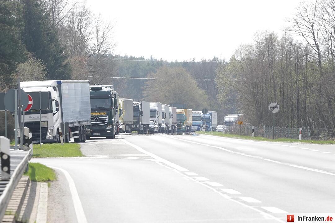 Der Lkw-Unfall auf der A3 sorgt für Verkehrschaos auf der B505