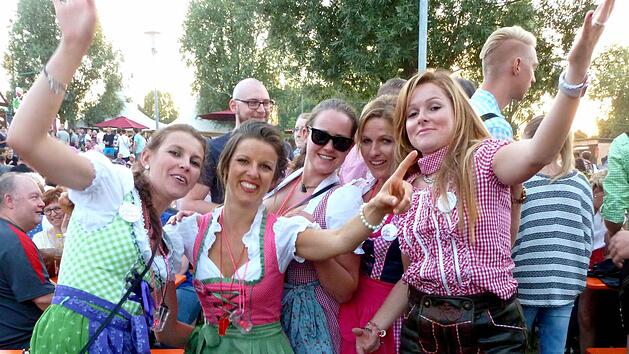 Diese Damengruppe hatte beim Altmain-Weinfest in Sand viel Spaß und Freude.