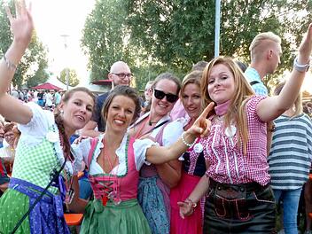 Diese Damengruppe hatte beim Altmain-Weinfest in Sand viel Spaß und Freude.