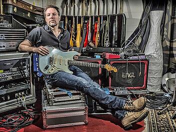 Ein Gitarrist mit Leib und Seele ist Ben Granfelt. Am 15. September zeigt das ehemalige Mitglied der Leningrad Cowboys und der Gruppe Wishbone Ash auf Einladung des Burgkunstadter Kleinkunstvereins Tecnet Obermain im Tecnet-Zentrum in Burkersdorf sein Können.  Foto: privat