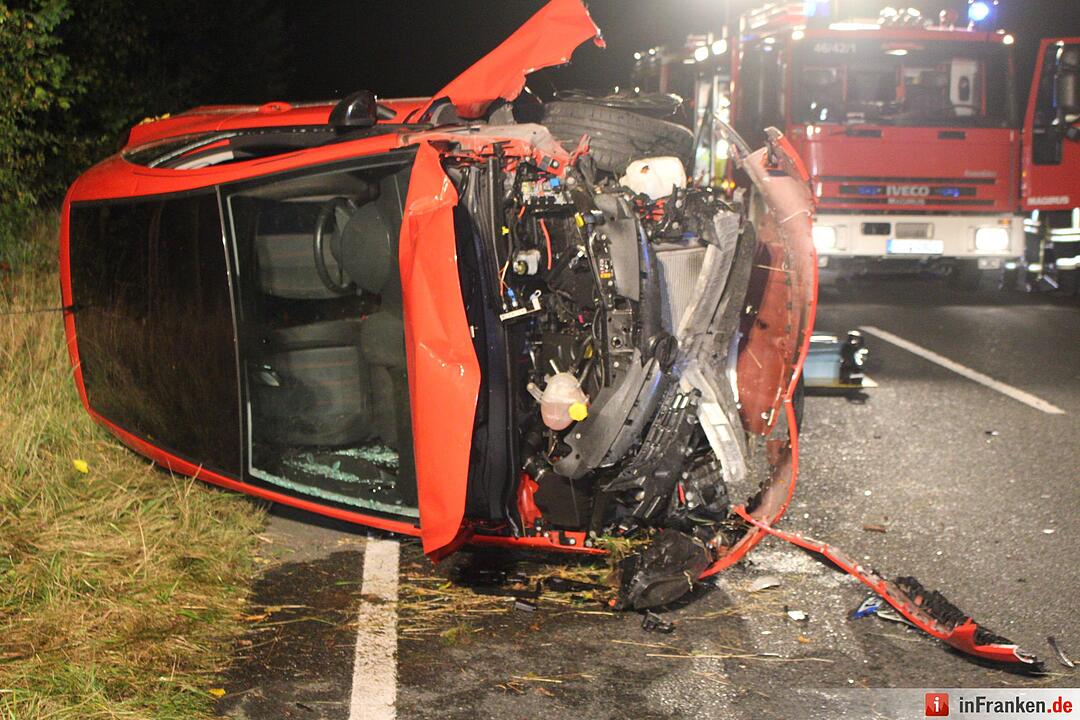 Pkw kracht in Baumgruppe und überschlägt sich bei Ödenreuth