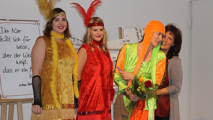 Geschwisterliebe: Petra Mahr-Richter (rechts) dankte ihrer jüngeren Schwester Ulrike für die Unterstützung mit einem von Julia (links) und Tamara Völker aufgeführten Tanz.  Foto: Michael Wunder