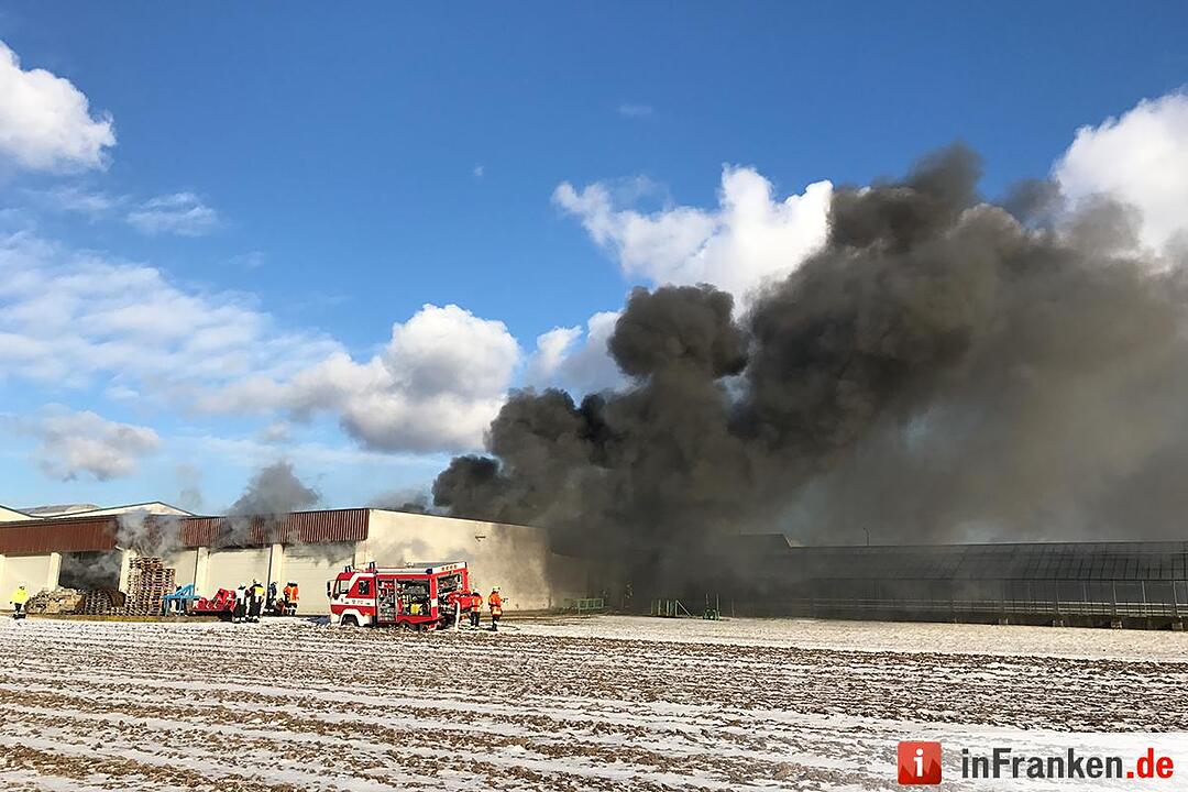 Vollbrand Lagerhalle im Nürnberger Norden