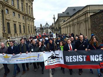 Unter dem Motto "W&uuml;rzburg lebt Respekt - kein Platz f&uuml;r Rassismus" haben am Samstag (18.02.2017) in Wuerzburg gut 2500 Menschen ein klares Zeichen gegen Rechtsextremismus und Fremdenhass gesetzt. Foto: epd