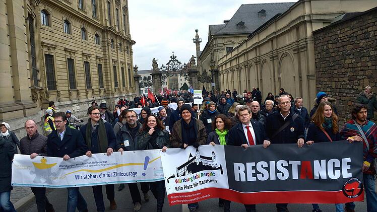 Unter dem Motto "W&uuml;rzburg lebt Respekt - kein Platz f&uuml;r Rassismus" haben am Samstag (18.02.2017) in Wuerzburg gut 2500 Menschen ein klares Zeichen gegen Rechtsextremismus und Fremdenhass gesetzt. Foto: epd