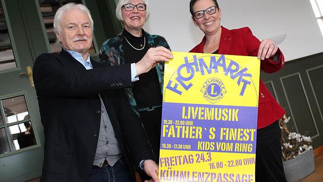 Roland Raithel, Angelika Woll und Daniela W&ouml;lfel vom Lions-Club Kronach Festung Rosenberg pr&auml;sentieren das neue Plakat.  Foto: Lisa Kieslinger
