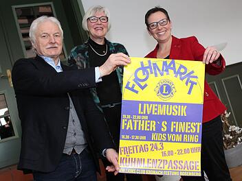 Roland Raithel, Angelika Woll und Daniela Wölfel vom Lions-Club Kronach Festung Rosenberg präsentieren das neue Plakat.  Foto: Lisa Kieslinger