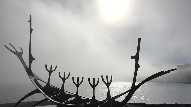 Das stilisierte Wikingerschiff steht als modernes Kunstwerk an der Promenade von Reykjavik. Foto: privat
