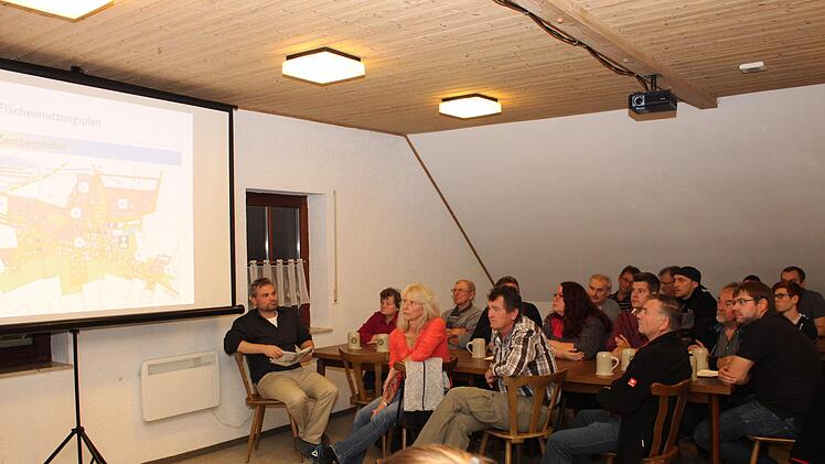 Interessiert verfolgten die Bürger die Bauleitplanung für ihre Ortsteile. Evi Seeger