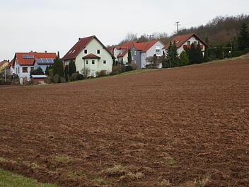 Eine Baugebietserweiterung und gleichzeitige Ortsabrundung an der Bundesstraße 287 könnte die Bauplatz-Misere in Langendorf beheben.  Foto: Winfried Ehling