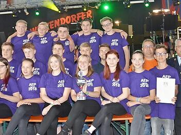 Die Gewinner der Jugendfeuerwehr Stockheim und Burggrub. Mit im Bild, von links, Zweiter Bürgermeister Siegfried Weißerth, Dirk Kreul, rechts Fabian Rebhan, Matthias Schuhbäck, Dirk Raupach. Foto: K.- H. Hofmann