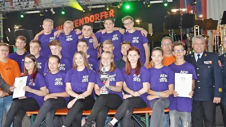 Die Gewinner der Jugendfeuerwehr Stockheim und Burggrub. Mit im Bild, von links, Zweiter Bürgermeister Siegfried Weißerth, Dirk Kreul, rechts Fabian Rebhan, Matthias Schuhbäck, Dirk Raupach. Foto: K.- H. Hofmann