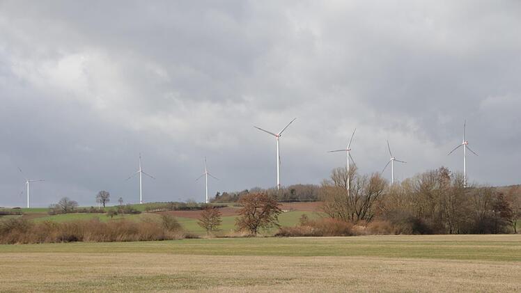Die sieben Windräder bei Lonnerstadt  Foto: Yannick Hupfer