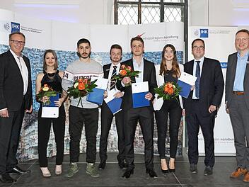 Bei den Ehrungen (von links): Patrick Siegler, Elisabeth Blabl, Roudi Haj Mousa, Niko Maisel, Samuel Miller, Sophia Rittmaier, Florian Janik und Knut Harmsen  Foto: Kurt Fuchs