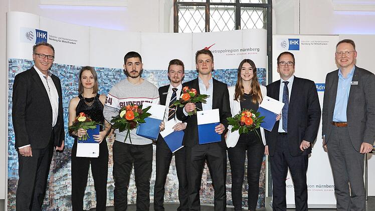 Bei den Ehrungen (von links): Patrick Siegler, Elisabeth Blabl, Roudi Haj Mousa, Niko Maisel, Samuel Miller, Sophia Rittmaier, Florian Janik und Knut Harmsen  Foto: Kurt Fuchs