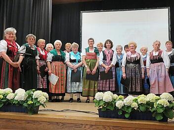 Der Landfrauenchor mir Dirigentin Eva Maria Schnapp (Zweite von links) Fotos: Monika Schütz