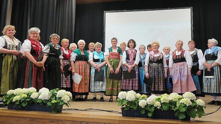 Der Landfrauenchor mir Dirigentin Eva Maria Schnapp (Zweite von links) Fotos: Monika Schütz