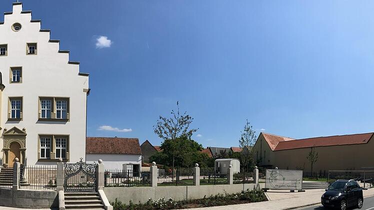 So präsentieren sich das Burgebracher Pfarrhaus und der nun öffentliche Pfarrgarten dieser Tage.Markt Burgebrach