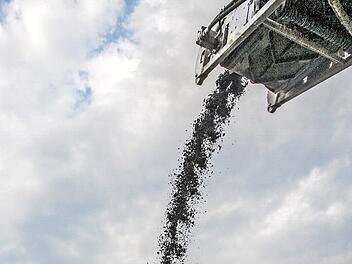 Etwa 14 Millionen Tonnen Asphalt werden in Deutschland jährlich abgefräst.  Foto: Ingo Bartussek/stock.adobe.com