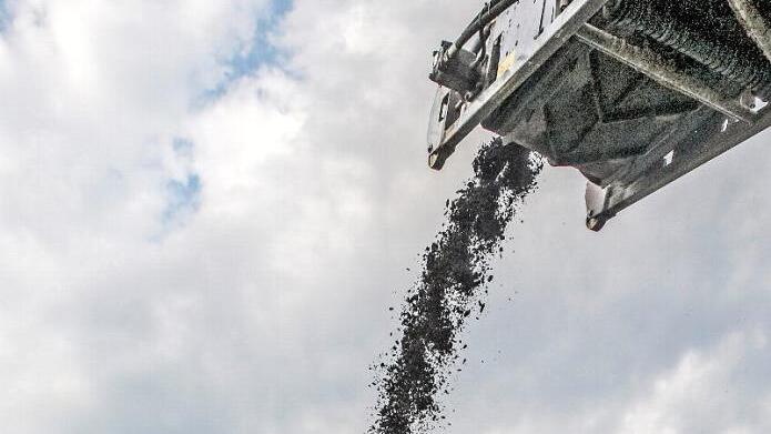 Etwa 14 Millionen Tonnen Asphalt werden in Deutschland jährlich abgefräst.  Foto: Ingo Bartussek/stock.adobe.com