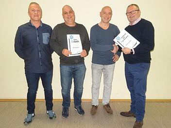 Franz Söder (zweiter von rechts) wurde zum Ehrenmitglied des FC Sandberg  ernannt. Vorsitzender Christian Gleißner (rechts) gratulierte und dankte  für sein Engagement seit 20 Jahren. Seit zehn Jahren ist Olaf Geis  (zweiter von links) im Vorstand aktiv. Der stellvertretende  Vorsitzende Bernd Gebauer (links) schloss sich den Glückwünschen zur  Ehrung an. Foto: Marion Eckert