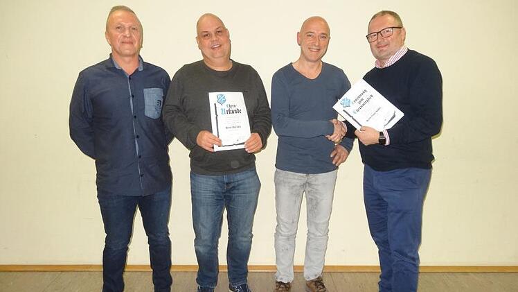 Franz Söder (zweiter von rechts) wurde zum Ehrenmitglied des FC Sandberg  ernannt. Vorsitzender Christian Gleißner (rechts) gratulierte und dankte  für sein Engagement seit 20 Jahren. Seit zehn Jahren ist Olaf Geis  (zweiter von links) im Vorstand aktiv. Der stellvertretende  Vorsitzende Bernd Gebauer (links) schloss sich den Glückwünschen zur  Ehrung an. Foto: Marion Eckert
