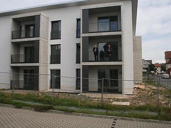 In der Feldstraße entstehen 21 barrierefreie Wohnungen. Oberbürgermeister Frank Rebhan (rechts) und KBN-Geschäftsführer Armin Münzenberger blicken von einem der Balkone über das Gelände. Foto: Martin Rebhan