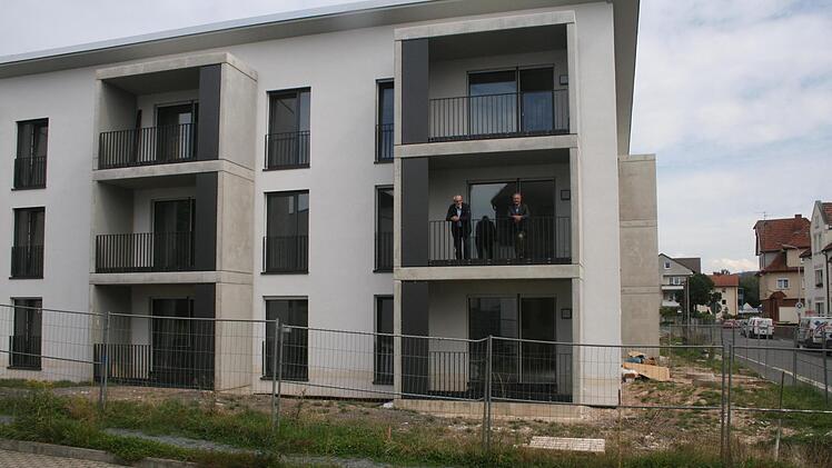 In der Feldstraße entstehen 21 barrierefreie Wohnungen. Oberbürgermeister Frank Rebhan (rechts) und KBN-Geschäftsführer Armin Münzenberger blicken von einem der Balkone über das Gelände. Foto: Martin Rebhan