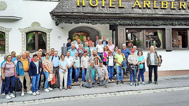 Die Mitglieder des Pressecker Frankenwaldvereins vor dem Hotel Arlberg in St. Anton